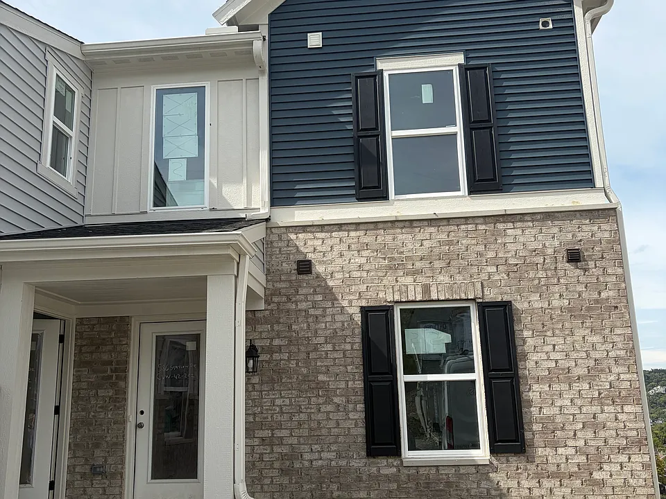 586 Station Dr