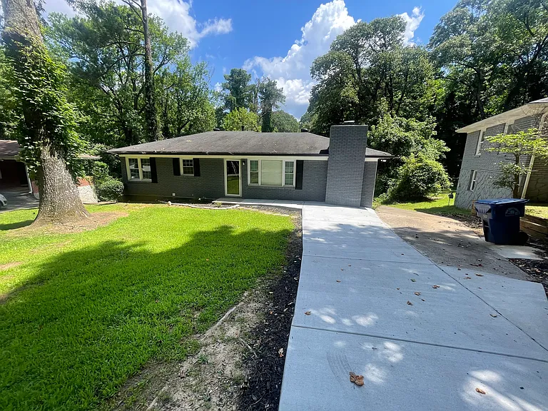 2437 Ivydale Dr SW — Photo 1