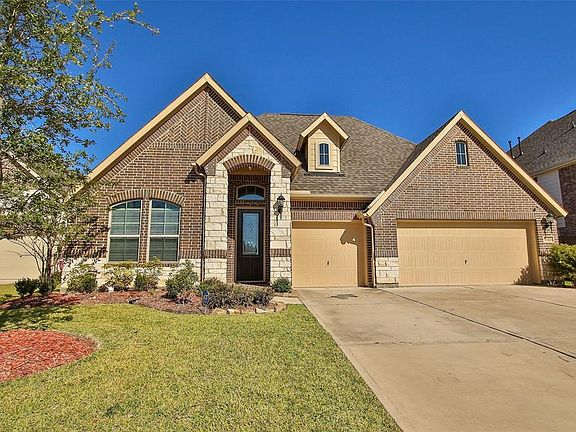 Built in 2018, 7722 Trailing Oaks is a wonderful single-story in Spring