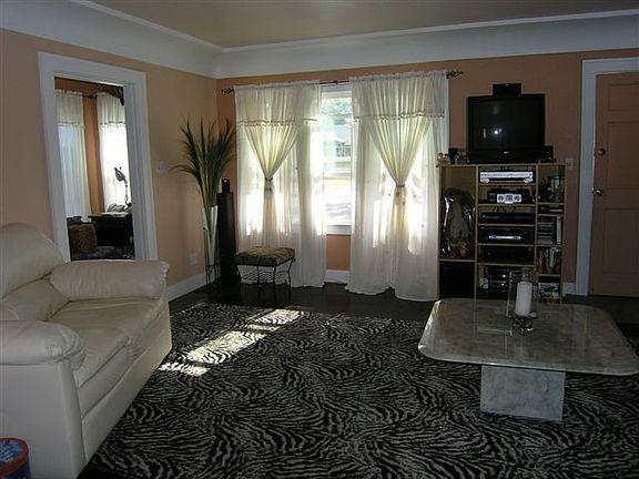 Living Room with plastered crown molding 