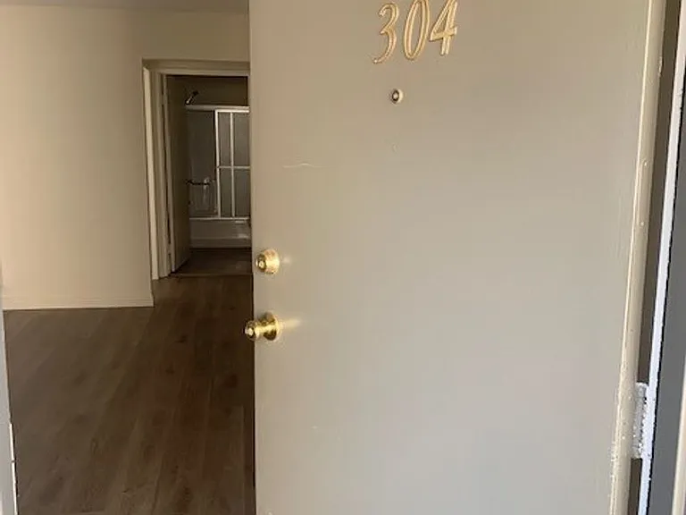 Laurel Canyon Apartments — Photo 16
