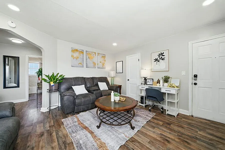 2 bed, 1.0 bath, 900 sqft, $2,300 — Photo 3