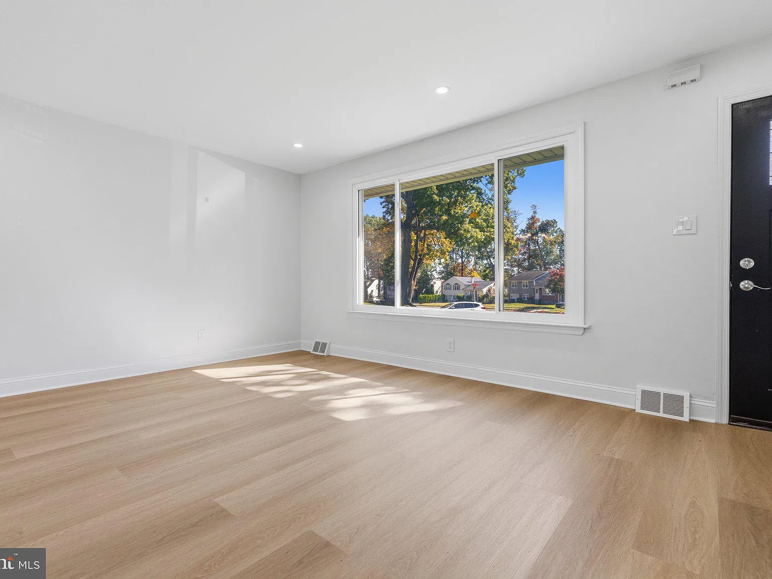 3 bed, 3.0 bath, 1906 sqft, $3,500 — Photo 4