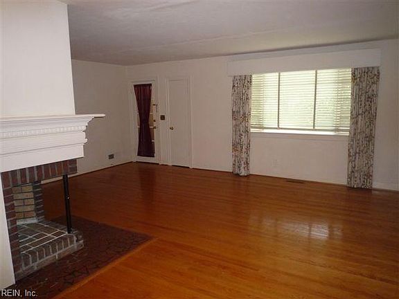 4th image of 4010 Holly Ave #1