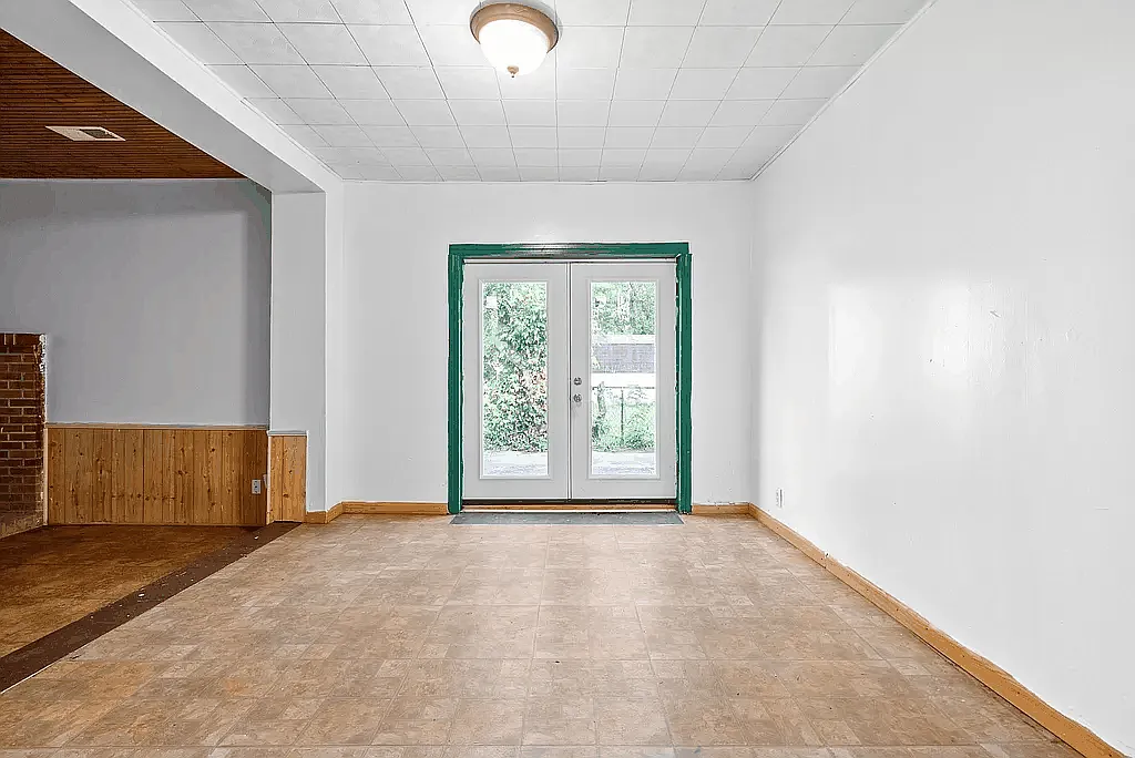 4 bed, 2.5 bath, 2500 sqft, $2,300 — Photo 4
