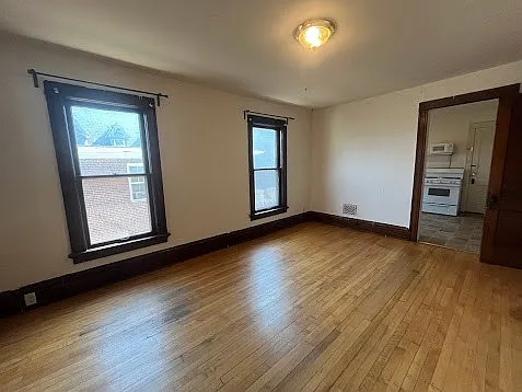 2 bed, 1.0 bath, 1300 sqft, $1,810 — Photo 4