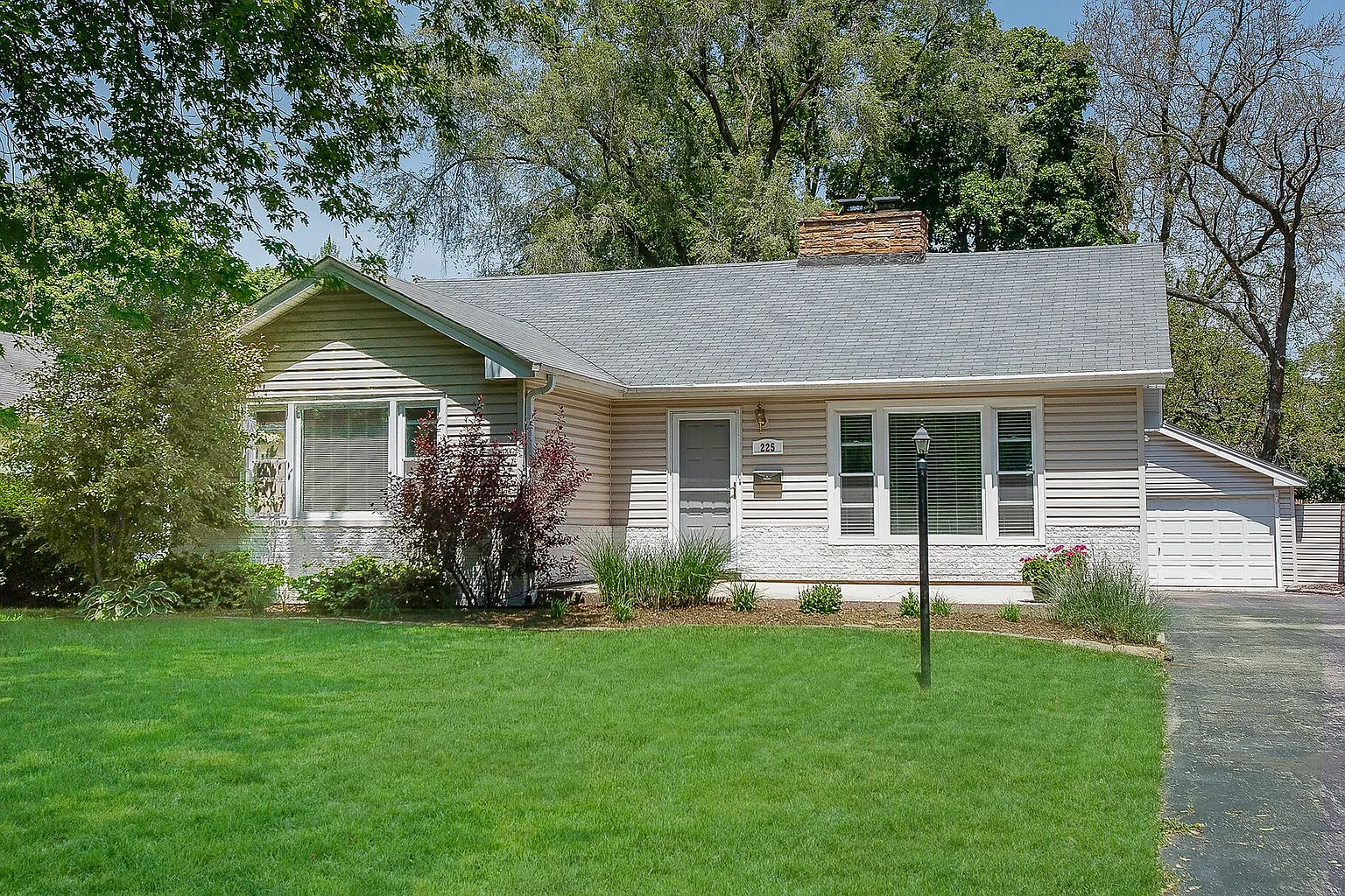 225 W Park Ave photo 1