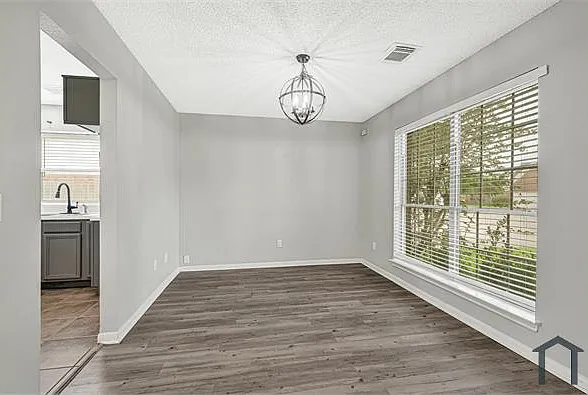 3906 Greenwood Dr — Photo 6