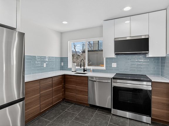 5th image of 2340 Panorama Ave