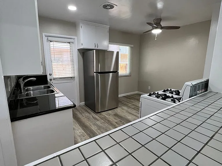 1149-1155 Felspar Street — Photo 6