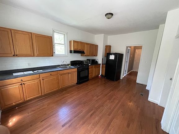 5th image of 14 Leonard Pl #1
