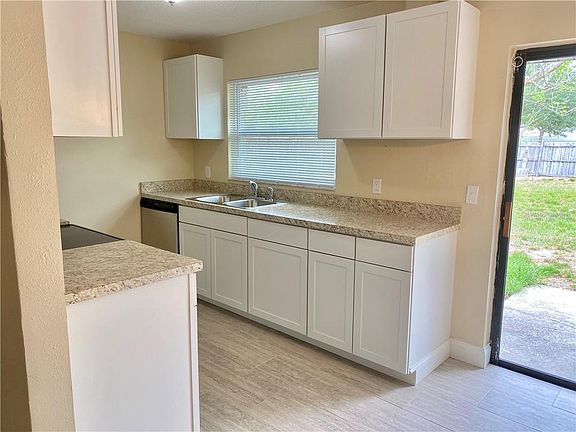 4th image of 1800 Torrey Dr