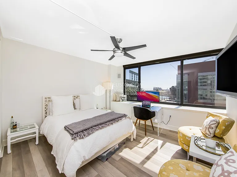 250 King St #652 — Photo 17
