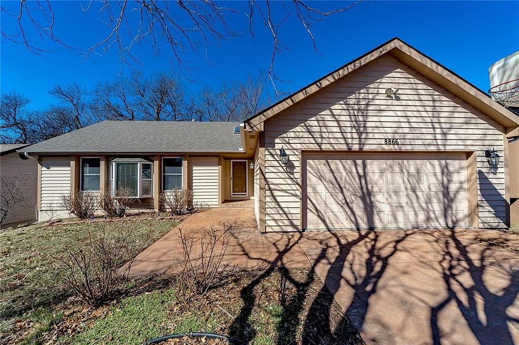 YU@ページ 8866 Gallery St, Lenexa, KS 66215 | Zillow