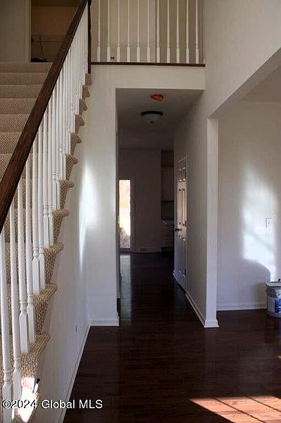 2nd image of 914 Ridgeview Circle