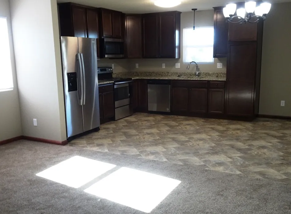 4 bed, 2000 sqft, $2,275 — Photo 3