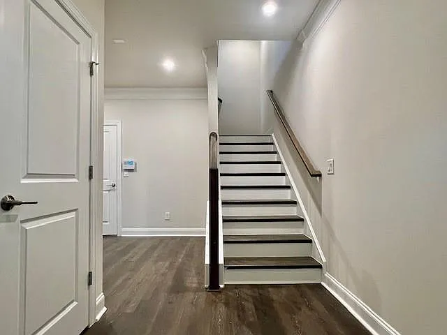 4 bed, 3.5 bath, 2120 sqft, $3,995 — Photo 2