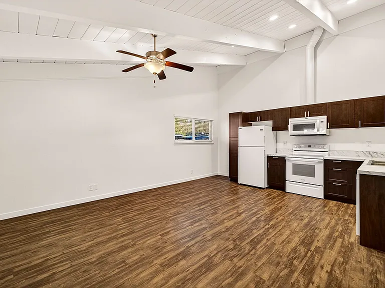 Villa Monterey Apartments — Photo 17