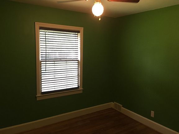 3rd image of 170 Applewood Dr