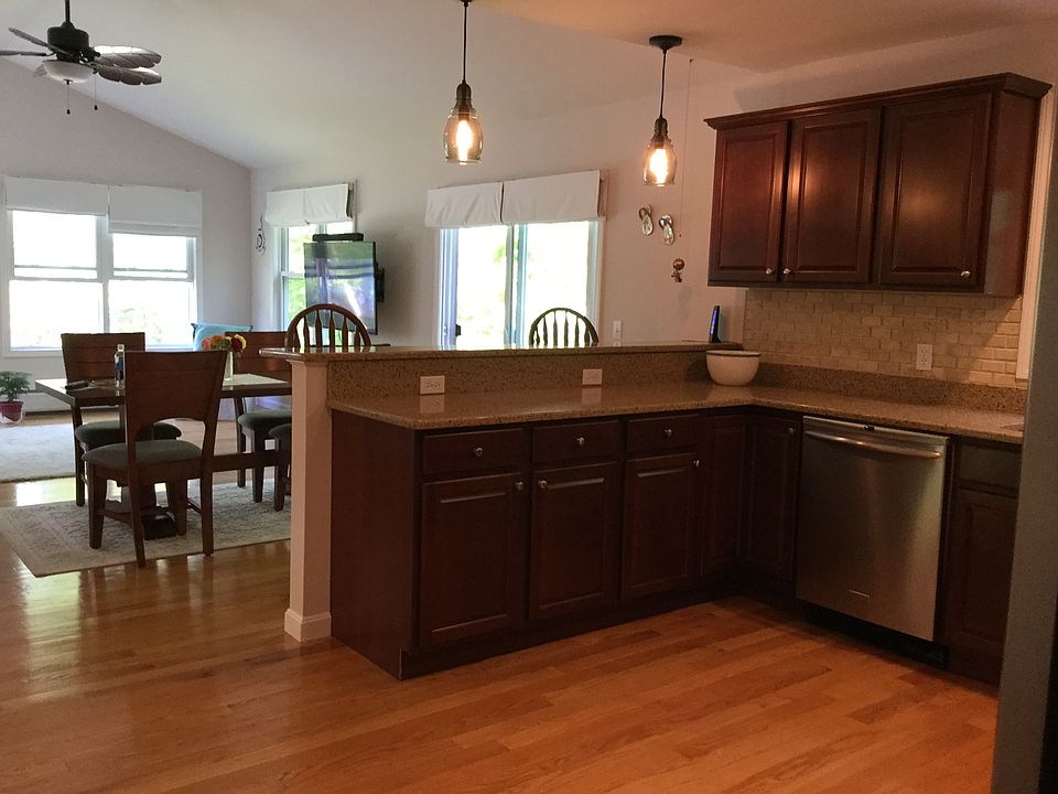 1st image of 160 Parkwood Dr