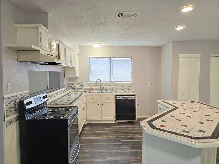 1335 Willersley Ln — Photo 6