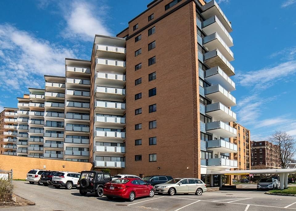 1st image of 300 Lynn Shore Dr APT 305