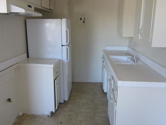 3rd image of 1137 N Westmoreland Ave APT 9