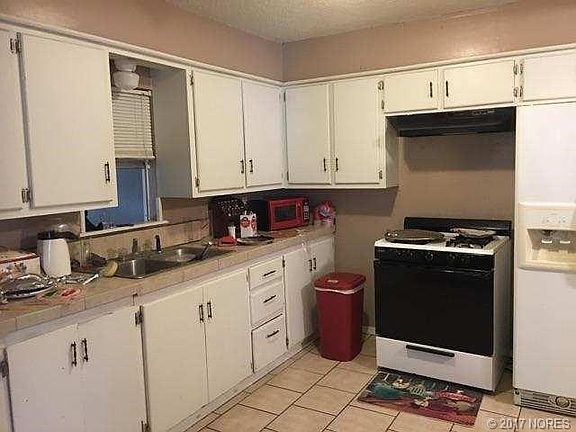 3rd image of 313 N East St
