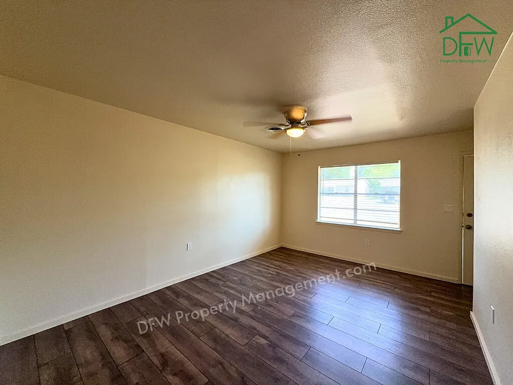 3 bed, 1.0 bath, 1102 sqft, $1,900 — Photo 2