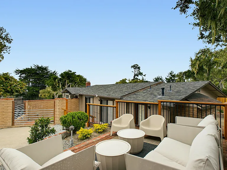 Outdoor terrace with comfortable lounge seating (Pic 4)