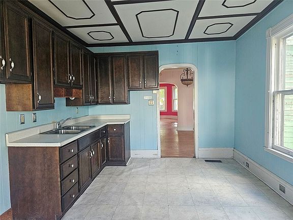 5th image of 457 Maple Ave