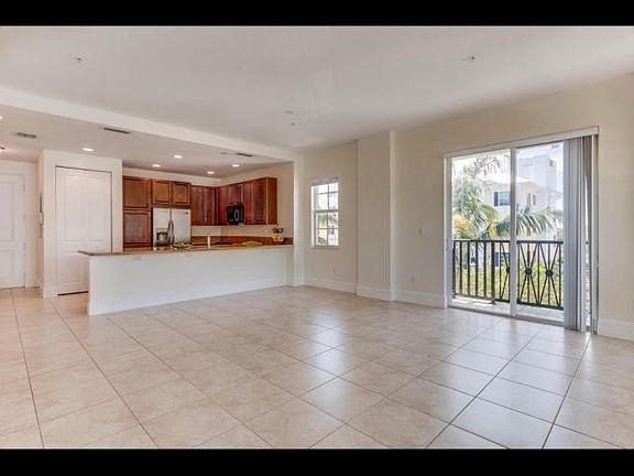 3rd image of 226 N Latitude Cir