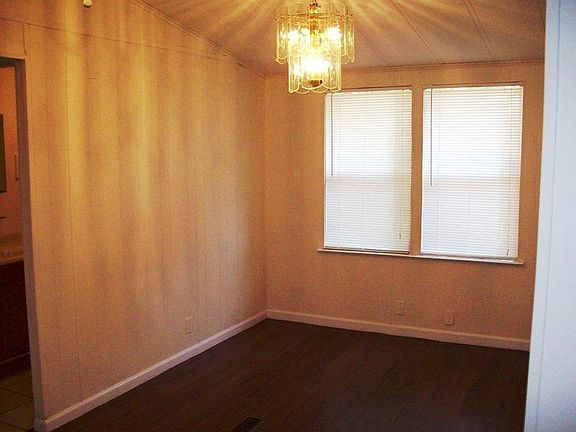 4th image of 3076 Governors Court Dr