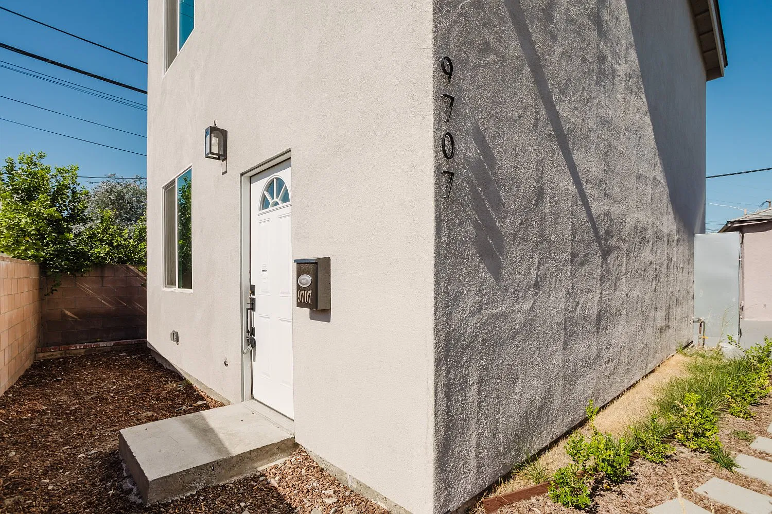 3 bed, 1200 sqft, $3,300 — Photo 2