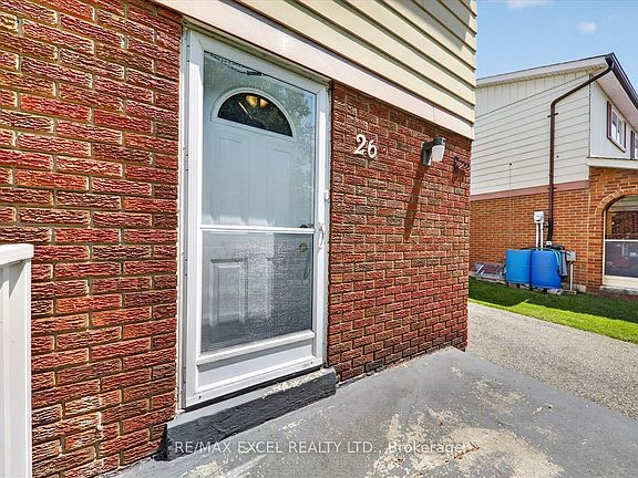 3rd image of 26 Lighthall Cres