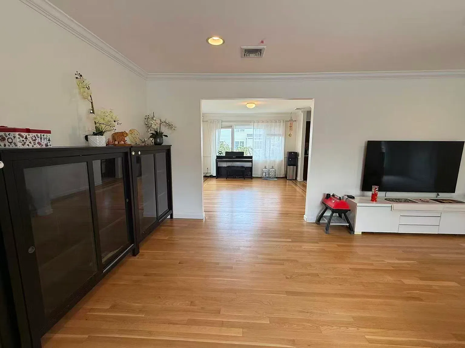 4 bed, 2058 sqft, $5,400 — Photo 4