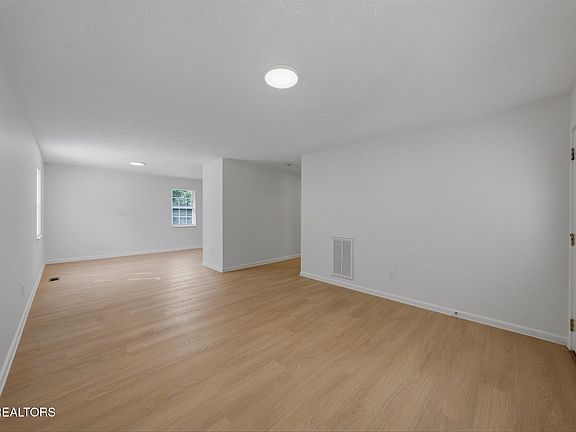 4th image of 809 Valley Dr