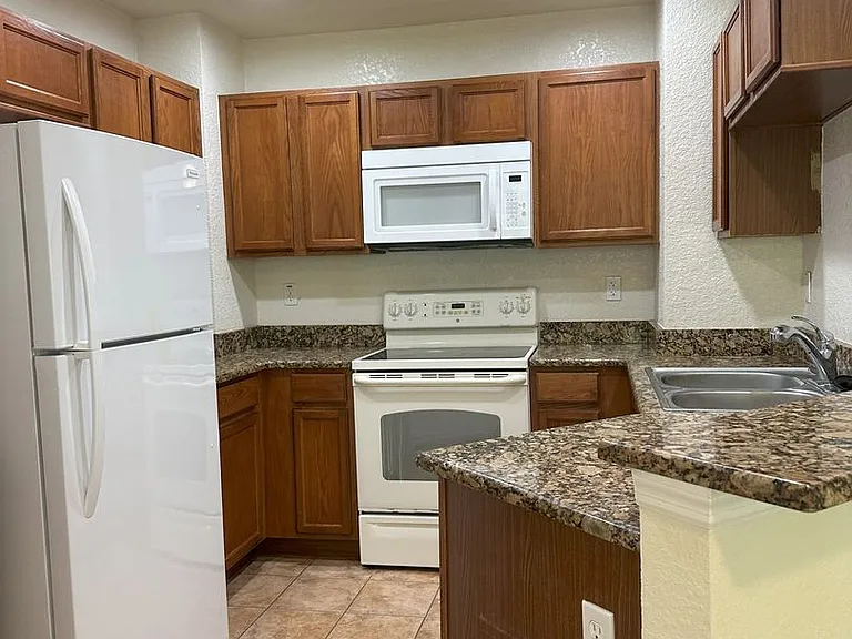 4600 E Moody Blvd #10H — Photo 9