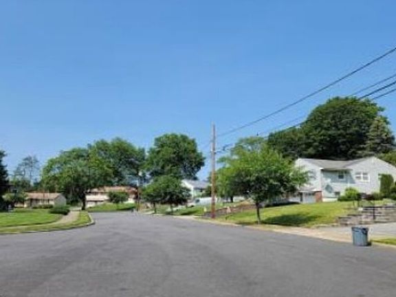 Exterior Neighborhood (street photo)