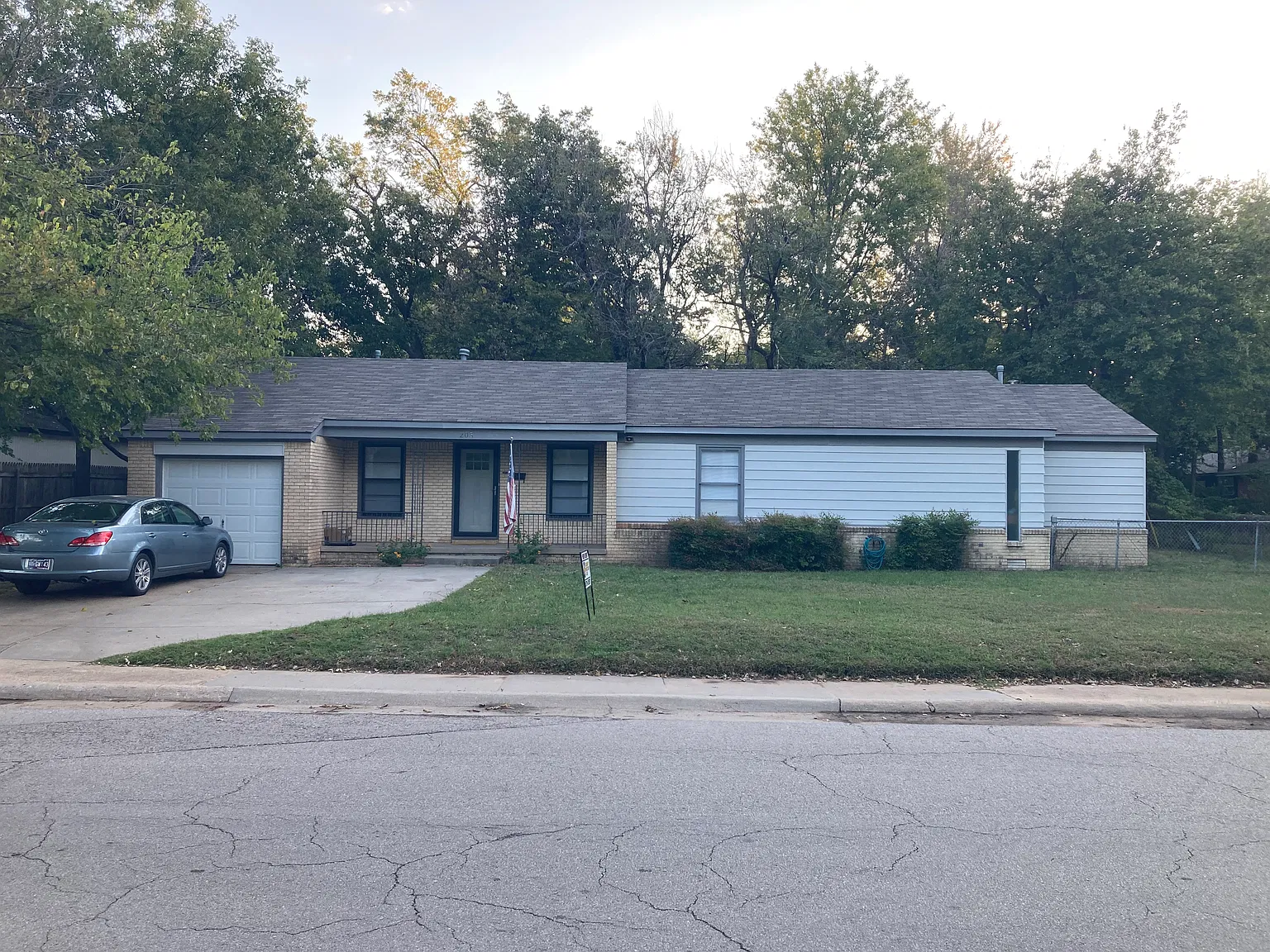 205 S Lahoma Ave — Photo 1