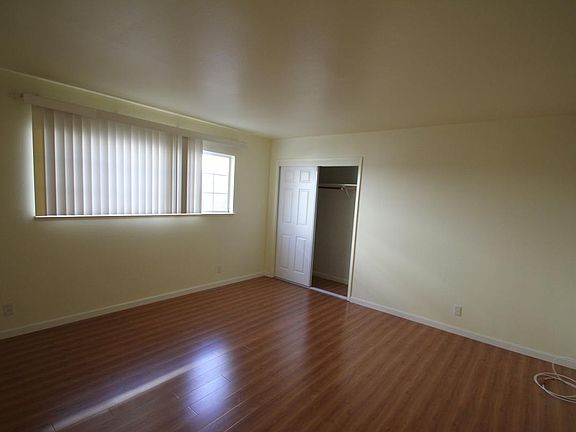 4th image of 1083 Oakmont Dr APT 2