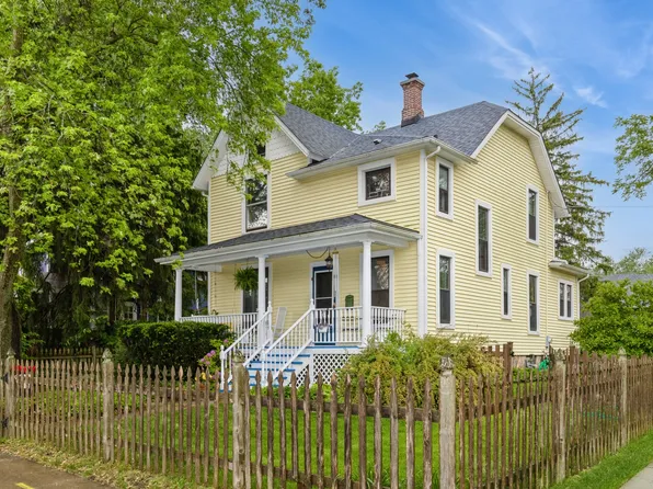 449 Dacy St, Woodstock, IL 60098