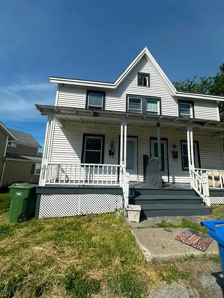 4 bed, $2,200 — Photo 2