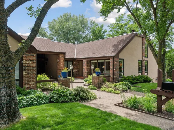 7677 Woodview Ct, Edina, MN 55439