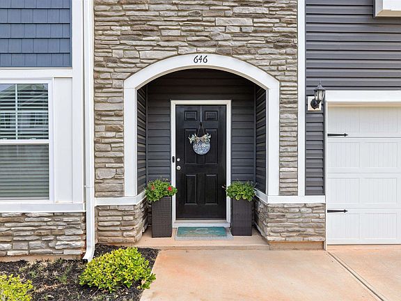 3rd image of 646 Grantleigh Dr