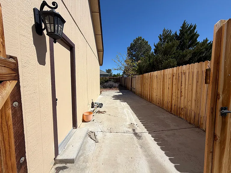 974 Hilltop Dr — Photo 15