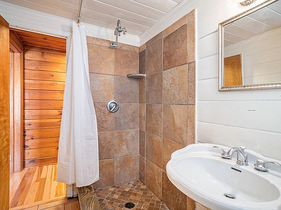 5th image of 108 S 2nd St APT 2