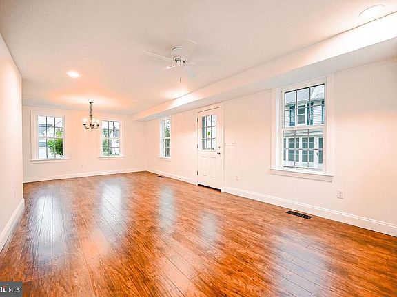 5th image of 303 Vine St