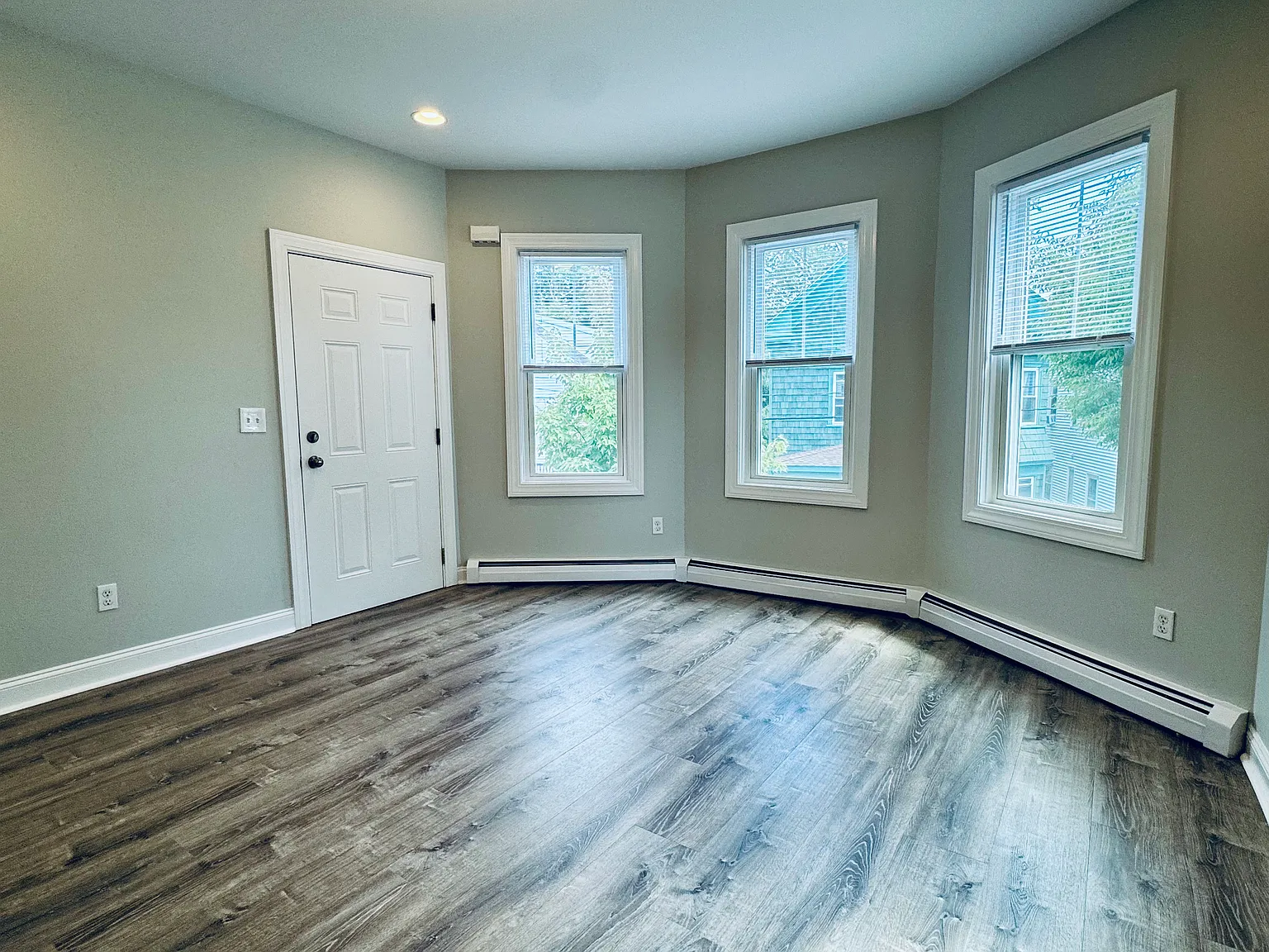 3 bed, 1000 sqft, $2,400 — Photo 2