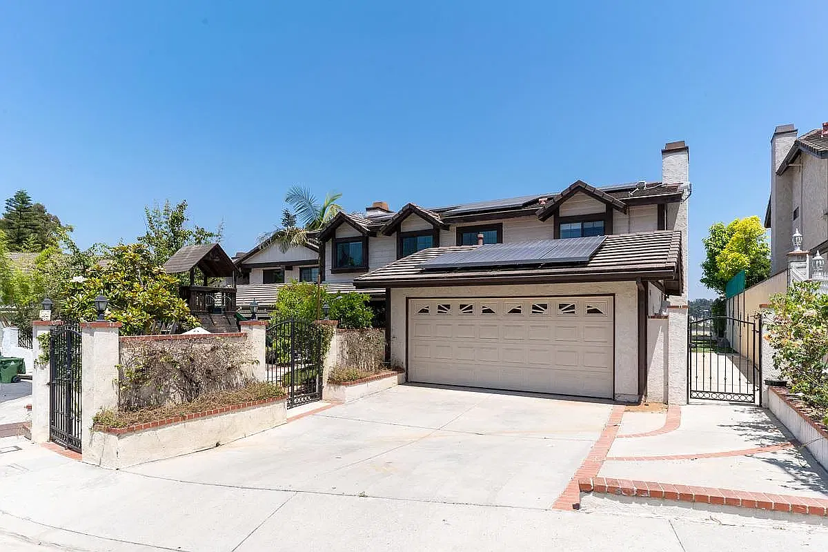 4 bed, 3.5 bath, 2526 sqft, $9,995 — Photo 1